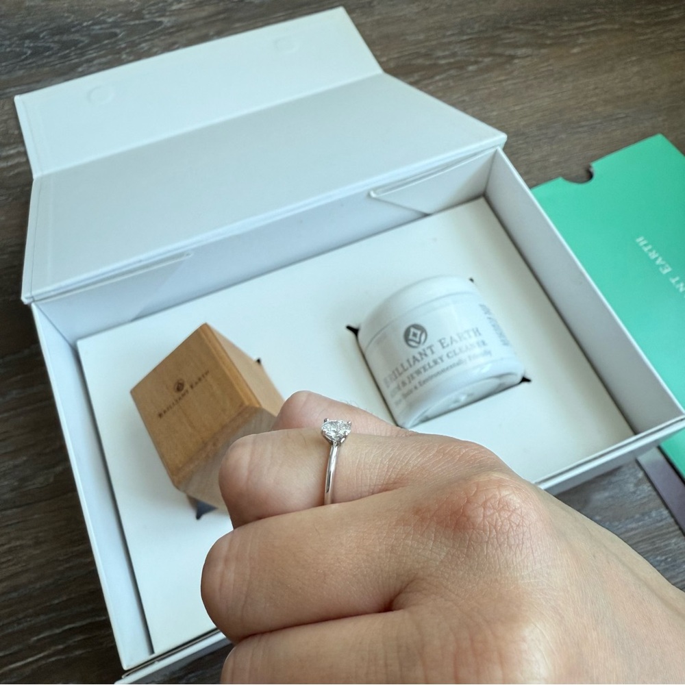 Stunning Silver Ring With Sparkling Gemstone - image 2